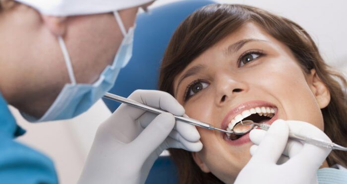 Zahnknirschen - Frau beim Zahnarzt