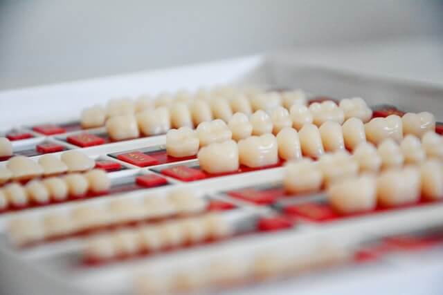 Dentallabor - viele verschiedene Zähne aufgereiht