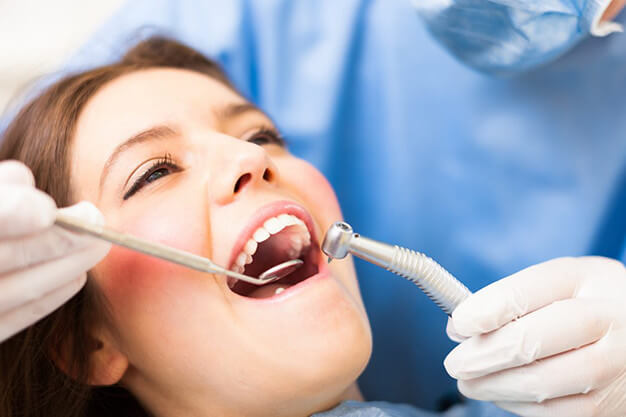 Zahninlays - Frau und Zahnarzt bei der Zahnuntersuchung